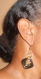 Boucles d'oreilles en fil alu doré lisse 1 mm avec accessoire de couleur gris anthracite.