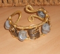 Bracelet en fil alu doré strié 4 mm avec perles grises.