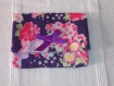 Jolie pochette en tissu japonais multiusages fond violet et fleurs roses