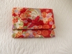 Jolie pochette en tissu japonais multiusages fond rouge et fleurs