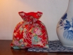 Pochette en tissu japonais fond rouge et fleurs
