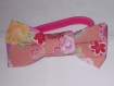 Noeud en tissu japonais fond rose et fleurs