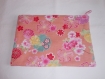 Pochette en tissu japonais avec fermeture éclair fond rose et fleurs