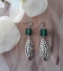 N° 270 boucles d'oreilles en métal argenté vieilli avec une perle carrée de verre murano de couleur verte