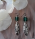 N° 270 boucles d'oreilles en métal argenté vieilli avec une perle carrée de verre murano de couleur verte