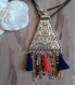 N°568 collier ethnique argenté, avec un connecteur et des perles , pompoms etc..