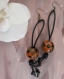 N°302 boucles d'oreilles en bronze, avec un cordon de cuir noir et sa perle orange