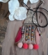N°587 collier ethnique argenté, avec un connecteur et des perles de rocailles, pompoms, plumes d'un colori tendre