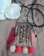N°587 collier ethnique argenté, avec un connecteur et des perles de rocailles, pompoms, plumes d'un colori tendre