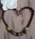 N°583 collier ras de cou de couleur rouge et vert en perles de verre