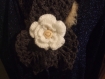 Echarpe col au crochet , orne d'une broche motif fleur au crochet .