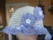 Bonnet fille bebe mauve et écru , déco fleurs et ruban , fait au crochet , taille 1 mois