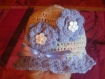Bonnet fille bebe mauve et écru , déco fleurs et ruban , fait au crochet , taille 1 mois