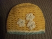 Bonnet bébé jaune avec fleurs au crochet recousues , fait main , pur coton peigné.