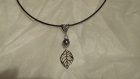 Bijoux fantaisies-collier sautoir perles nacrées grises, breloque feuille- idée cadeaux