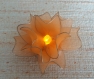 Bougie led avec fleur orange en voile nylon 12 pétales   réf.127