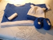 Brassière, bonnet,chaussons bleu et blanc 3 mois.