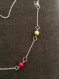 Collier perles, rouge et jaune sur chaine maillon
