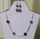 Collier de fleurs argentée et perles noires avec ses boucles d'oreille assorties