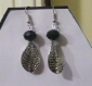 Boucles d'oreille fantaisie perle noire décoration argentée