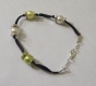 Bracelet fantaisie sur ruban synthétique noir et perles jaunes