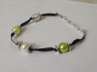 Bracelet fantaisie sur ruban synthétique noir et perles jaunes