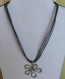 Collier ras du cou pendentif fleur argentée sur cordon noir et organza