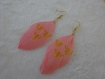 Boucles d'oreilles plumes roses et dorées