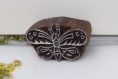 Tampon batik indien petit papillon en bois sculpté à la main, pochoir - btm14
