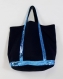 Vanessa bruno sac cabas bleu marine foncé aux paillettes turquoises porté main
