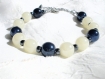 Bracelet bleu marine et ivoire en perles de verre 