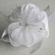 Grande barrette fleur blanche en tissu, tulle, plumes et perles