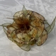 Grande barrette fleur en tissu & plume et perles 031