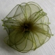 Petite barrette fleur verte en organza , plumes et perles