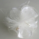 Petite barrette fleur en dentelle, organza, plumes et perles