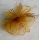 Broche fleur jaune en organza, plumes et perles