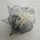 Petite barrette fleur grise en organza, plumes et perles