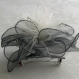 Petite barrette fleur grise en organza, plumes et perles