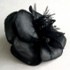 Broche fleur noire en tissu, plumes et perles