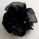Broche fleur noire en tissu, plumes et perles