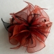 Broche fleur en organza marron rouille, plumes et perles