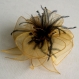 Broche fleur en organza jaune, plumes et perles
