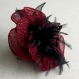 Broche fleur rouge en organza, plumes et perles