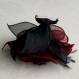 Broche fleur rouge en organza, plumes et perles