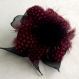 Broche fleur en organza noir, plumes et perles