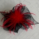 Broche fleur noire et rouge en organza, plumes et perles