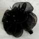 Grande barrette fleur noire/doré en tissu, plumes et perles