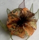 Grande barrette fleur en tissu & plumes et perles  004