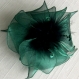 Broche fleur verte en organza, plumes et perles