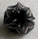 Petite barrette fleur en tissu & plumes et perles 007